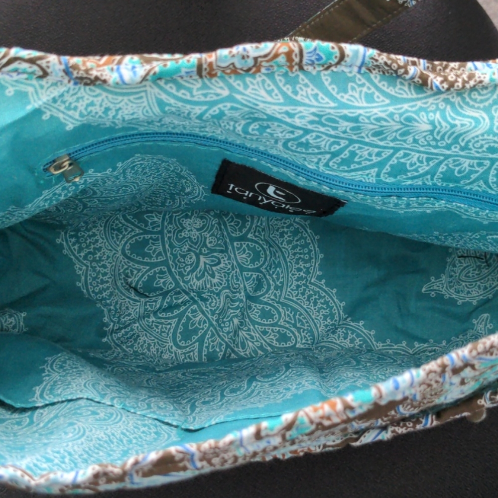 NWOT. Larger Quilted Shoulder Handbag - Picture 2 of 8